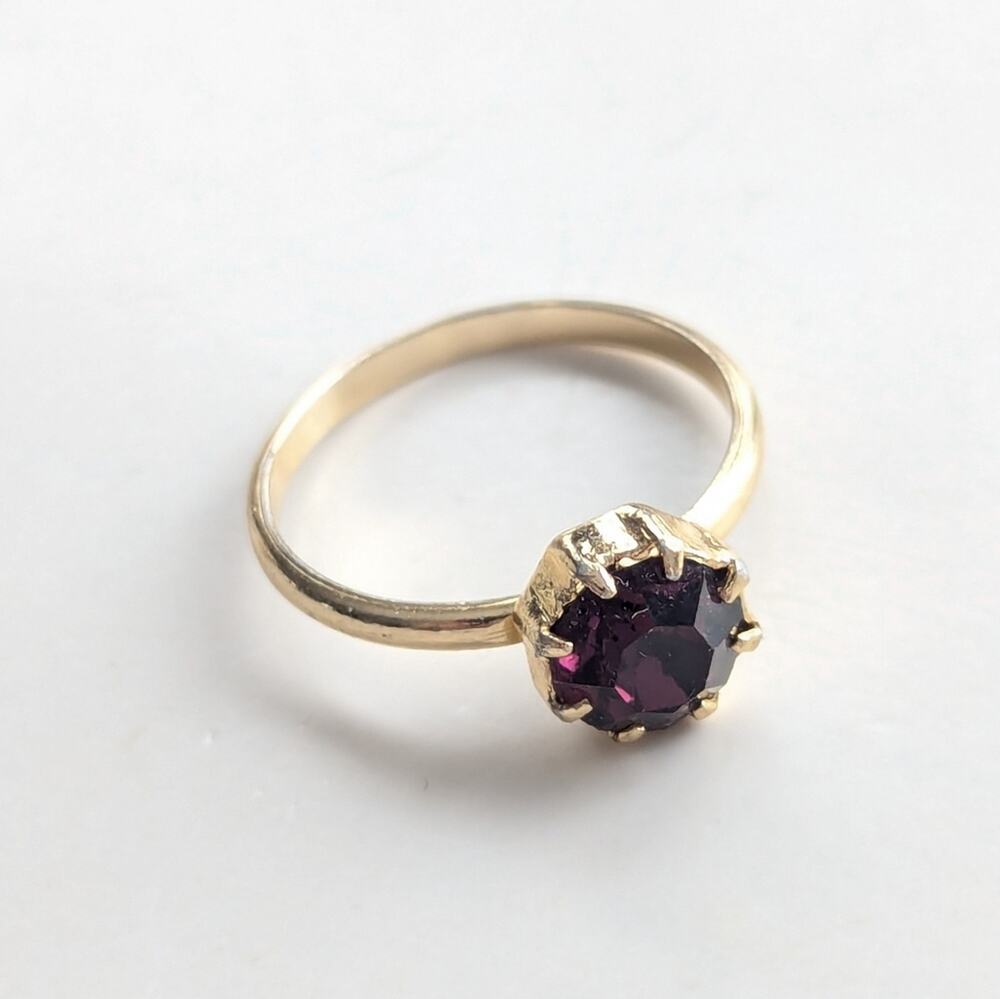 Vintage Gold Tone Amethyst Purple Glass Elegant Minimalist Ring Size 5